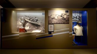 Gorra, jersey de portero, espinilleras y botas de Salvador Foj&oacute;n, primer portero del Deportivo (a la derecha).