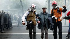Sanitarios ayudan a un hombre, durante los altercados en Pars en la manifestacin del 1 de mayo.