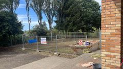 Obras de reforma en el CEIP San Clemente, de Caldas de Reis, ahora paralizadas al entrar la empresa adjudicataria en concurso de acreedores