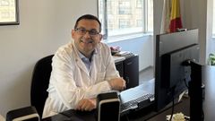 El m�dico V�ctor Quesada, en su despacho