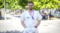 El enfermero Vctor Prez, en el exterior del Hospital Provincial de Pontevedra, trabaja en la unidad de dilisis