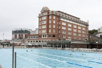 La Solana, con el Hotel Finisterre al fondo. 