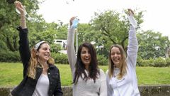 Santiago. Tres amigas, en la Alameda compostelana, celebran, con sus mascarillas en la mano, la flexibilizaci�n del uso de esta protecci�n en espacios abiertos, una norma que entr� en vigor en la madrugada del viernes al s�bado.