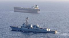 El destructor USS Rafael Peralta en una imagen de archivo en la que aparece junto al petrolero M/V Stream, con bandera iran�. 