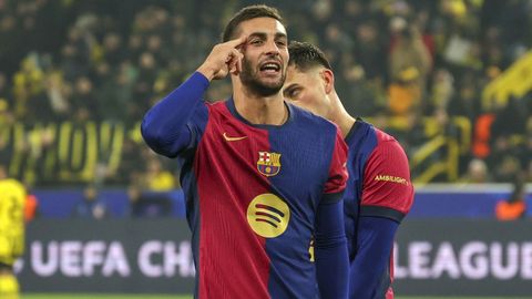 Ferrán Torres celebra uno de los dos goles que marcó contra el Borussia Dortmund en Champions League