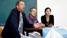<span lang= es-es >El BNG organiz� asambleas en la zona para informar a los retornados. Ayer hubo en Mux�a (arriba, con Carlos Concheiro, Manuel Dom�nguez y Ana Pont�n)  y Camari�as. </span>