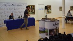 El sumiller Jacobo Moj�n, durante la cata de este martes