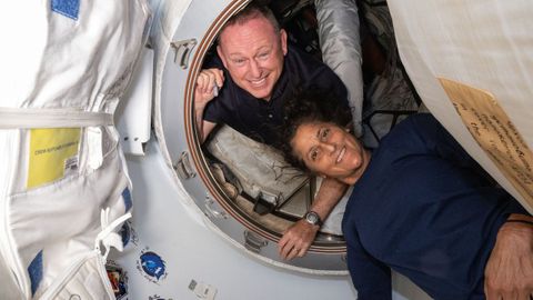 Barry, Butch, Wilmore y Sunita, Suni, Williams mientras posan para una foto el 13 de junio de 2024 dentro del vestbulo entre el puerto delantero del mdulo Harmony de la Estacin Espacial Internacional y la cpsula Starliner de Boeing