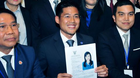 Imagen tomada el pasado 8 de febrero que muestra al l�der del partido Thai Raksa Chart, registrando la candidatura de la princesa Ubolratana