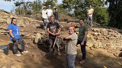 En la imagen, parte del equipo que participa en esta nueva campa�a de excavaciones en el yacimiento de Tralocastro
