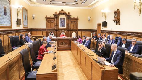 Reuni�n del Sporting con representantes de los grupos municipales, en el sal�n de plenos del ayuntamiento