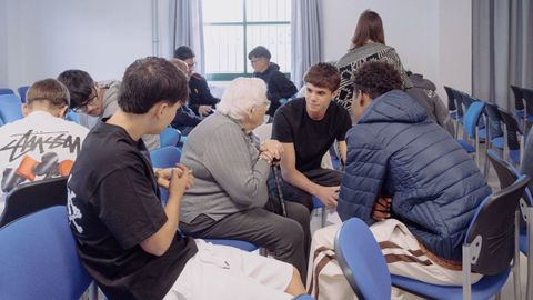 Alumnos del IES San Mamede, este lunes durante la actividad en la que ense&ntilde;aron a usar la inteligencia artificial a ancianos.