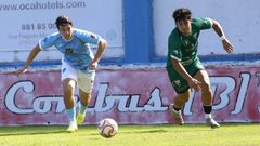 El celeste Jacobo lucha por un bal�n en el duelo de la jornada inaugural ante el Antela