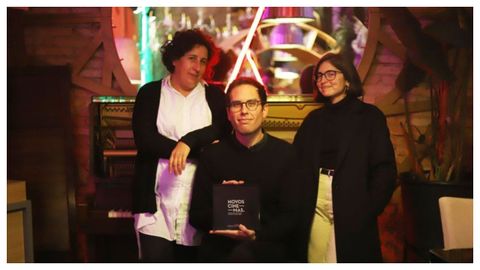 A produtora Beli Martínez cos realizadores Samuel M. Delgado e Helena Girón no seu exitoso paso co filme «Eles transportan a morte» polo festival Novos Cinemas de Pontevedra.