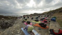 Yoga en la Praia dos Cristais de Laxe