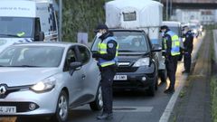 Agentes de la Polic�a Local de Ferrol en un control de tr�fico