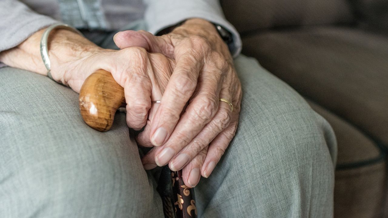 Despedida de una residencia de mayores por insultos graves a una anciana: «Eres mala, cerda y guarra; si quiero no te pongo el pañal»