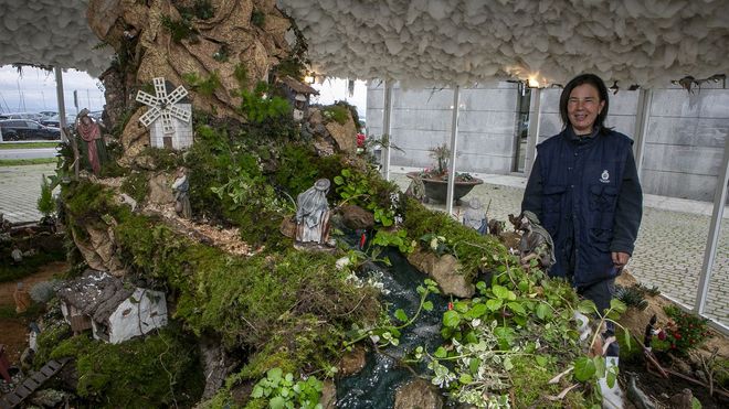 Mara Sanmartn es la jardinera municipal encargada de montar el beln de A Pobra cada ao