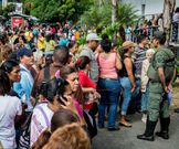 Los militares controlan las colas de los supermercados. 
