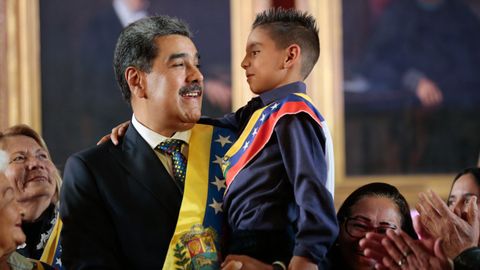 Maduro coge a un nio en brazos tras ser proclamado presidente de Venezuela