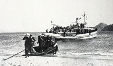 Un grupo de excursionistas desembarcando en la playa de Rodas.