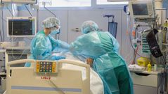 Personal sanitario atiende a un enfermo en el Hospital San Pedro de Logro�o