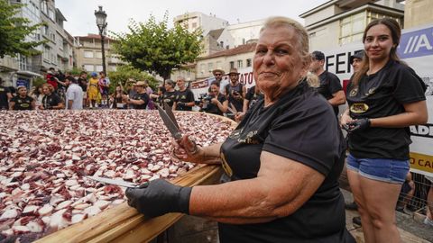 O Carballiño bate el récord de la tapa de pulpo más grande del mundo
