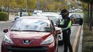 Una agente de la Polic�a Nacional comprueba la documentaci�n de un conductor durante un control policia de las restricciones de movilidad en el municipio madrile�o de Alcorc�n, Madrid (Espa�a) 