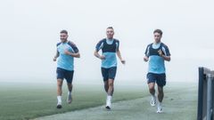 El jugador del Celta Pablo Dur�n, corriendo este mi�rcoles con sus compa�eros Iago Aspas y Javi Gal�n.
