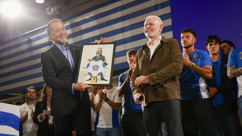 El presidente del Deportivo, Juan Carlos Escotet, recibe del presidente de la corporaci�n Voz de Galicia, Lois Blanco, una ilustraci�n especial