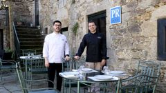 Alberto Fern�ndez y Sergio Delpont en la entrada de O Sendeiro, ubicado en una antigua curtidor�a� de Santiago