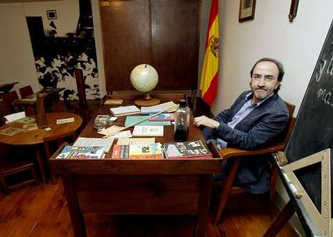 Emilio, nunha das aulas que recrean as distintas etapas educativas na comunidade<span lang= es-es >. </span>