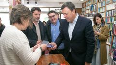El presidente de la Diputaci�n, Valent�n Gonz�lez Formoso, estren� su bono comercio en una librer�a de Noia.