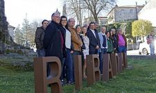 La candidatura socialista pos� ayer junto al cartel de la villa, al pie del castillo ribadaviense. 