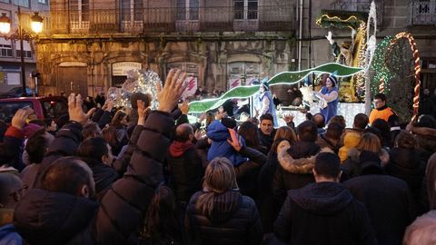 Miles de personas salieron a las calles de Ourense para recibir a sus majestades de Oriente pese al frío