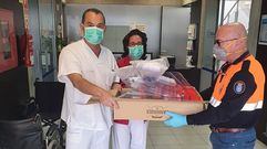 Voluntarios de Protecci�n Civil entregan el material a los centro sociosanitarios del municipio