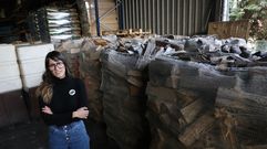 Tamara Pensado, en el almac�n de la web santiaguesa Le�a y Pellets