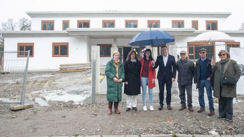 El presidente de la Diputaci�n, en el centro, junto a representantes de la asociaci�n que promueve el centro, la diputada provincial de Pol�tica Social y la concejala del ramo, este martes