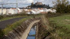 Un tramo de canal de la red de regad�o Val de Lemos en el entorno del casco urbano de Monforte