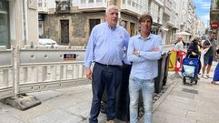 Alberto Bueno y Jorge Bruquetas, de Generali Seguros, con las nuevas vallas de la calle Magdalena, donde se encuentra su oficina.