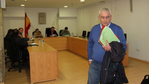 Horacio Rouco abandonando un pleno municipal de Palas de Rei