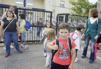 Un grupo de padres sigue recogiendo a sus hijos a mediod�a en el cole, y ya no los lleva por la tarde.