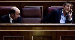 Rubalcaba y Eduardo Madina, nmero dos del grupo parlamentario, en un momento de la sesin de ayer en el Congreso. 