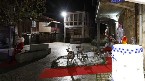 En Vilanova dos Infantes (Celanova) el alumbrado navideo comparte protagonismo con un poblado de Beln