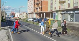 Madres y escolares, el pasado lunes cruzando por la v�a N-550 por el punto que lo hacen a diario. 
