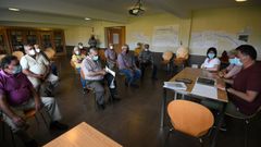 Reuni�n del consello parroquial de Alba celebrado el pasado 11 de junio para tratar la propuesta para la variante de Alba