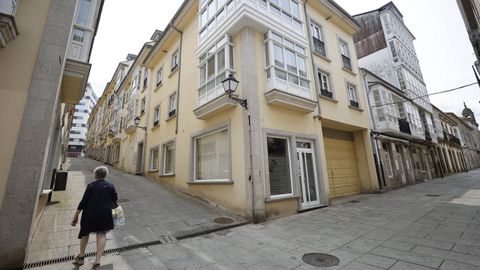 El edificio de viviendas La Muralla, situado en la confluencia de la calle Maruja Mallo con Irmáns Vilar Ponte, y que fue finalizado en el 2005, es la edificación de obra nueva más actual del casco histórico viveirense