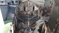 Los desperfectos del incendio que calcin� un bazar chino en la avenida de Pumar�n