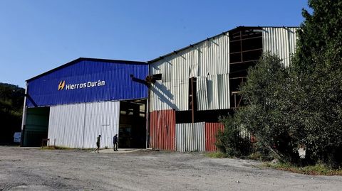 Naves en las que se produjo un accidente mortal en Marcn, Pontevedra, este mircoles por la maana