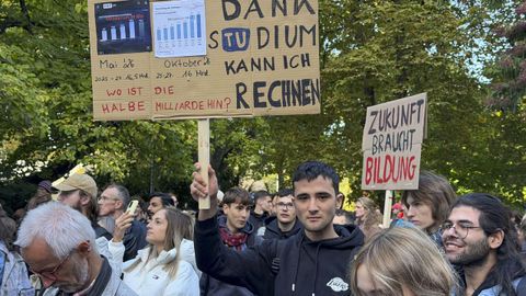 Manifestantes en Viena que piden fondos para las universidades